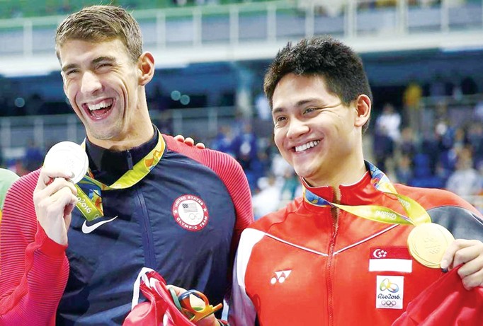 Joshep Schooling (phải) đánh bại cả huyền thoại Michael Phelp trên đường đua xanh tại Olympic Rio 2016.