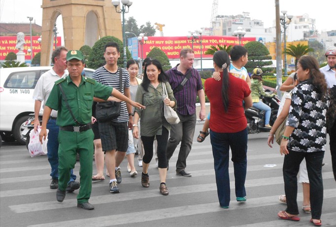 Thanh niên xung phong hỗ trợ du khách - nét đẹp của Sài Gòn. Ảnh: Ngô Tùng.