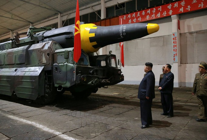 Nhà lãnh đạo Triều Tiên Kim Jong-un thị sát tên lửa Hwasong-12 hồi tháng 5. Ảnh: Getty Images.