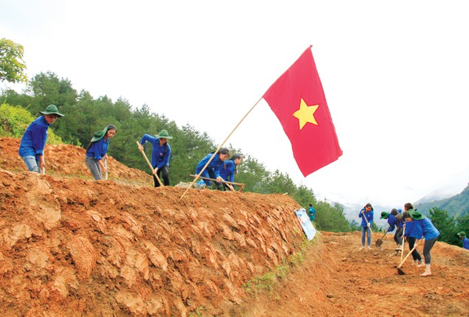 Thanh niên tình nguyện khai phá đồi núi hoang giúp đồng bào vùng cao có đất canh tác. Ảnh: Trường Phong.