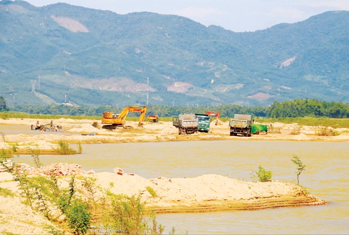 Công trường khai thác cát ở mỏ cát Kim Phú xã Đại Hồng (Đại Lộc, Quảng Nam) trên lòng sông Vu Gia tấp nập xe cộ, phương tiện.
