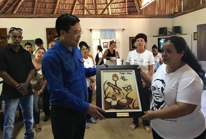 Đồng chí Lê Quốc Phong trao tặng làng Bến Tre và bảo tàng tranh hoa sen làm bằng gạo.