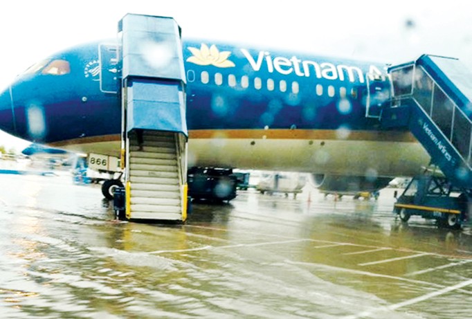 Sân đỗ máy bay sân bay Tân Sơn Nhất bị ngập nước sau cơn mưa lớn.