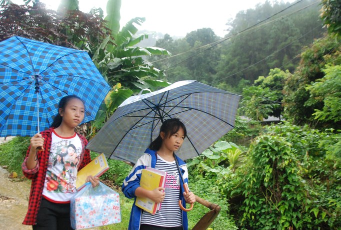 Học sinh Thị trấn Mù Cang Chải tựu trường ngày mưa.