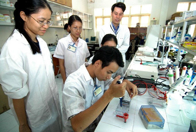 Sinh viên Đại học Khoa học - Tự nhiên, Đại học Quốc gia Hà Nội trong phòng thí nghiệm. Ảnh: Hồng Vĩnh.