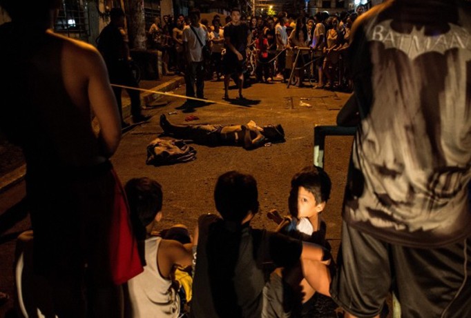 Người dân Philippines tới xem nghi can ma túy bị bắn chết trên đường phố. Ảnh: AP.