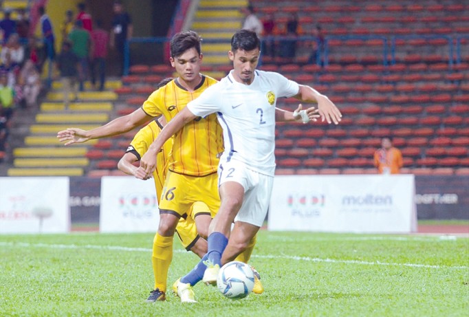 Các cầu thủ U22 Malaysia (phải) ra quân giành chiến thắng Brunei 2-1 trước sự chứng kiến của không nhiều CĐV nhà.