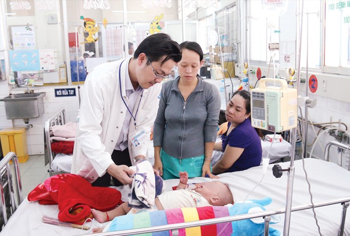 Điều trị cho trẻ bị sốt xuất huyết tại Bệnh viện Nhi Đồng 1, TPHCM.
