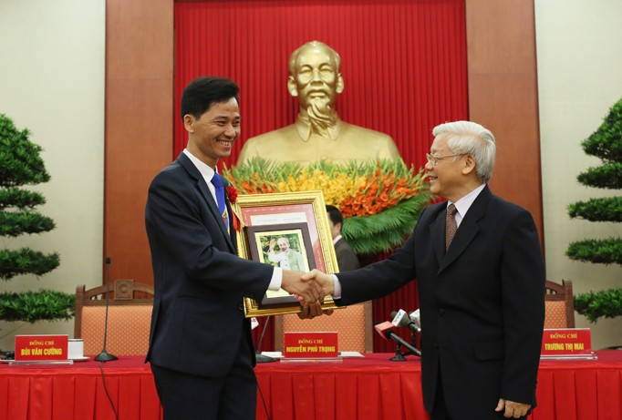 Anh Nguyễn Trọng Thái được Tổng bí thư Nguyễn Phú Trọng tặng bằng khen.