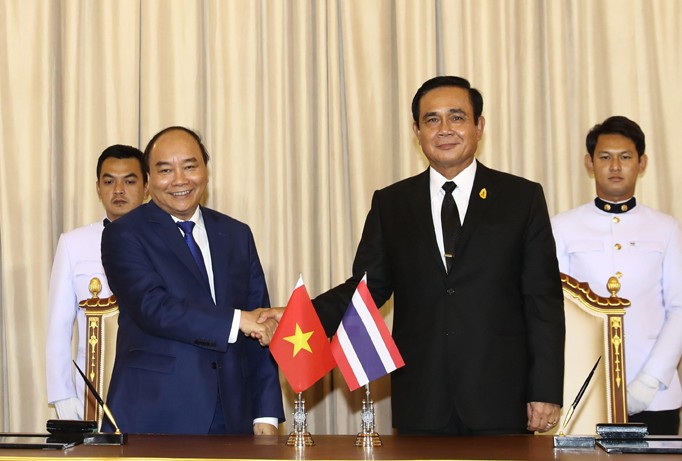 Thủ tướng Nguyễn Xuân Phúc và Thủ tướng Prayuth Chan-o-cha. Ảnh: TTXVN.