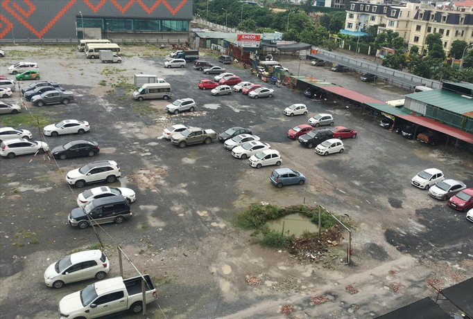 Tạm bợ nhưng bãi đỗ xe tại các khu nhà HH lại là điểm đỗ chính của người dân ở Linh Đàm.