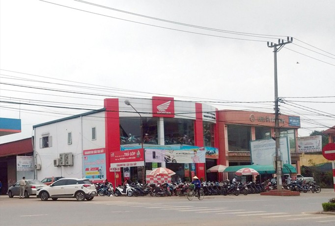Cửa hàng xe máy vẫn tồn tại trên mảnh đất được Công an tỉnh Thái Nguyên cho là khu vực “đảm bảo an ninh chính trị”. Ảnh: Đ.H.