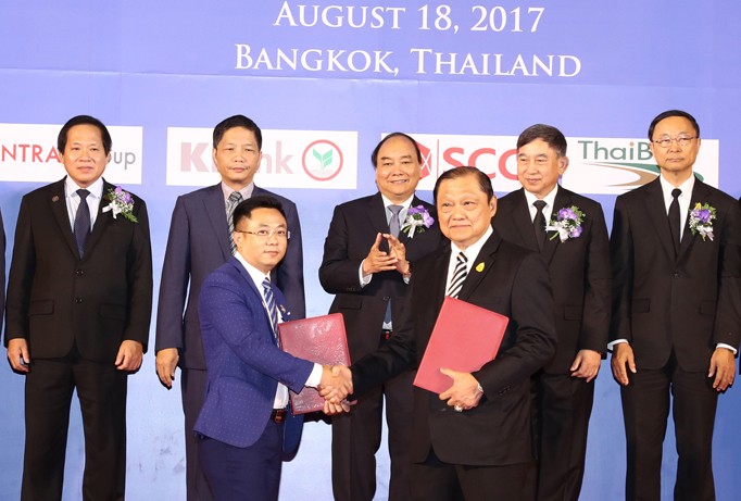 Thủ tướng Nguyễn Xuân Phúc và Phó Thủ tướng Thái Lan Prajin Juntong chứng kiến lễ trao các văn bản thỏa thuận hợp tác giữa hai nước.