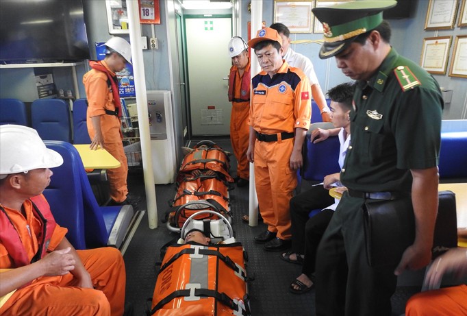 Hai thuyền viên nguy kịch trên biển đã được đưa về đất liền chữa trị.