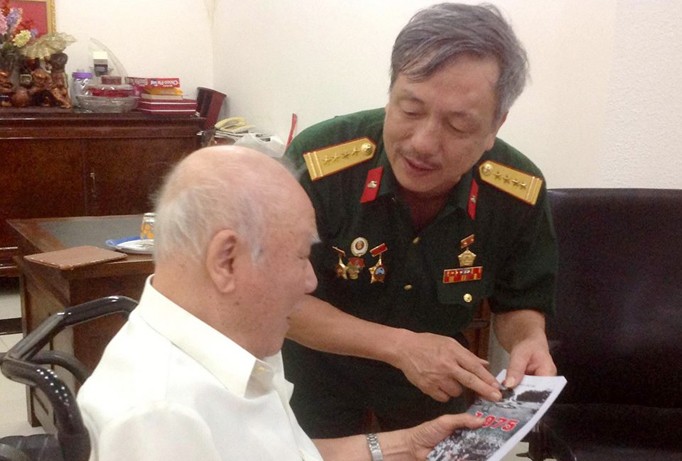 Nhà văn Nguyễn Khắc Nguyệt tặng sách đại tá Bùi Tùng, nguyên Chính ủy Lữ đoàn xe tăng 203. Ảnh: Kiến Nghĩa.