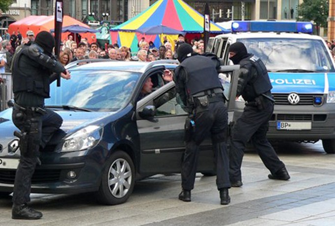 Cảnh sát Đức truy bắt tội phạm.
