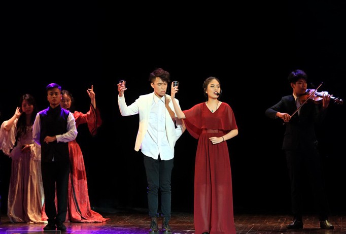 “Nhật thực” là vở nhạc kịch đầu tiên của học sinh, sinh viên được trình diễn trong Nhà hát Lớn. Ảnh: Uyên Nhi.