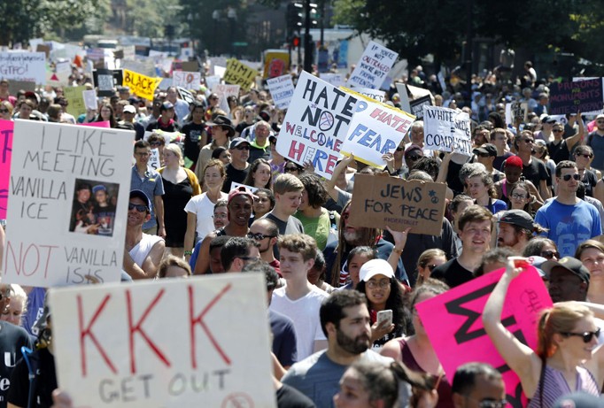 Người biểu tình ở Boston mang theo những khẩu hiệu phản đối kỳ thị chủng tộc. Ảnh: Getty Images.
