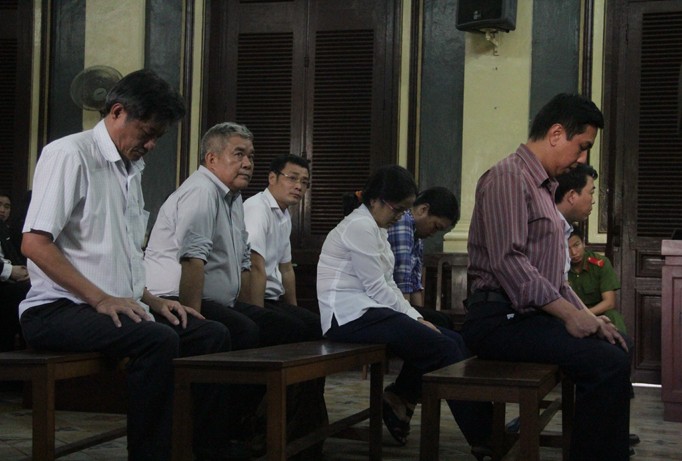 Các bị cáo tại phiên tòa ngày 21/8. Ảnh: Tân Châu.