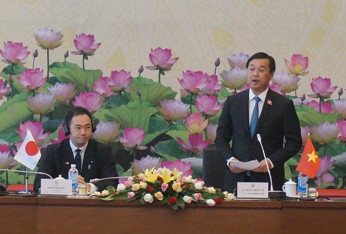 Bí thư thứ nhất Trung ương Đoàn Lê Quốc Phong (phải) và Phó Tổng thư ký đảng LDP Nhật Bản Suzuki Keisuke đồng chủ trì Tọa đàm sáng 22/8 tại Hà Nội. Ảnh: Bình Giang.