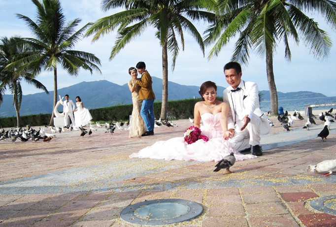 Công viên Biển Đông trên đường Hoàng Sa là nơi ưa thích lưu giữ hình ảnh của những cặp đôi​. Ảnh: Thanh Trần.
