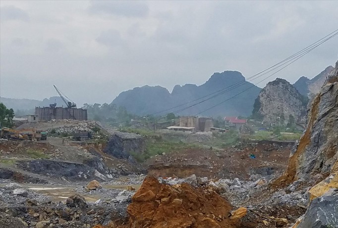 Công trường khai thác đá “âm” ngổn ngang đất đá tại núi Thung (xã Lại Xuân).