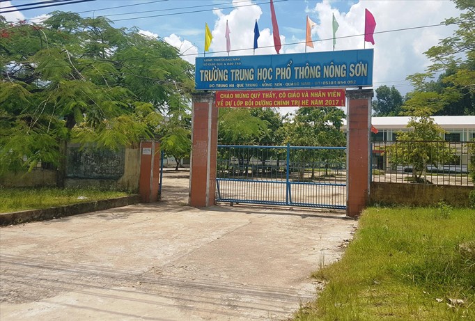 Huyện Nông Sơn chỉ có duy nhất trường THPT, nhiều phụ huynh, học sinh hoang mang vì không biết học đâu nếu nằm trong số 10% bị loại khi xét tuyển vào trường. Ảnh H. Văn.