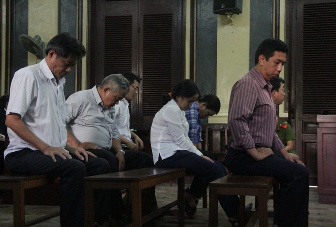 Các bị cáo tại phiên toà ngày 23/8. Ảnh Tân Châu.