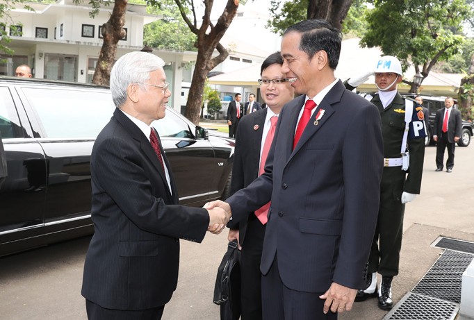  Tổng thống Indonesia Joko Widodo đón Tổng Bí thư Nguyễn Phú Trọng. Ảnh: TTXVN.