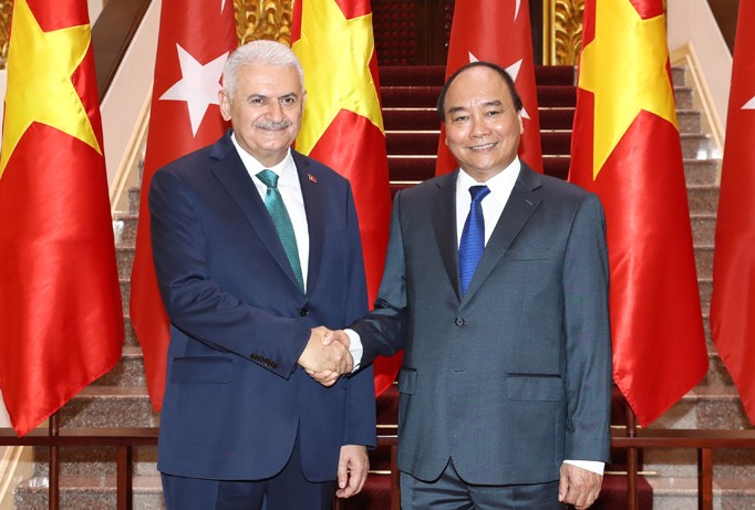 Thủ tướng Nguyễn Xuân Phúc và Thủ tướng Thổ Nhĩ Kỳ Binali Yildirim chụp ảnh chung. Ảnh: TTXVN.