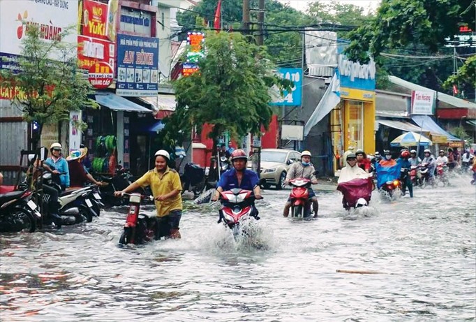 Tuyến đường Nguyễn Văn Quá (TPHCM) ngập vẫn hoàn ngập dù đã thi công xong công trình chống ngập. Ảnh: P.V.