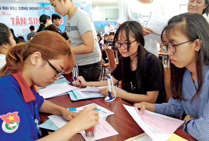 Tân sinh viên trường ĐH Công nghiệp thực phẩm TPHCM làm thủ tục nhập học. Ảnh: Nguyễn Dũng.