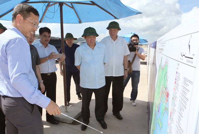 Phó Thủ tướng Vương Đình Huệ thị sát khu vực xây dựng sân bay Vân Đồn.