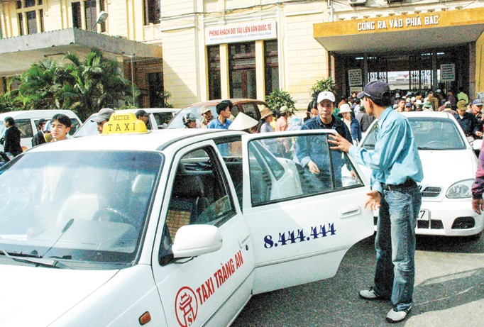 Taxi đón khách trước cửa ga Hà Nội. Ảnh: Hồng Vĩnh.