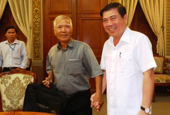 Ông Nguyễn Xuân Lê vui mừng nắm tay Chủ tịch UBND TPHCM Nguyễn Thành Phong sau buổi tiếp xúc. Ảnh: H.T.