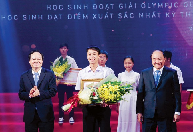 Nguyễn Thế Quỳnh vinh dự là 1 trong 5 học sinh được Thủ tướng chính phủ tặng Bằng khen tại lễ tuyên dương học sinh đoạt giải Olympic Quốc tế và học sinh xuất sắc nhất kỳ thi THPT Quốc gia năm 2016.