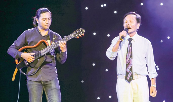 Ông Lộc Vàng và con trai biểu diễn ở Nhà hát Lớn Hà Nội, tháng 6/2017.