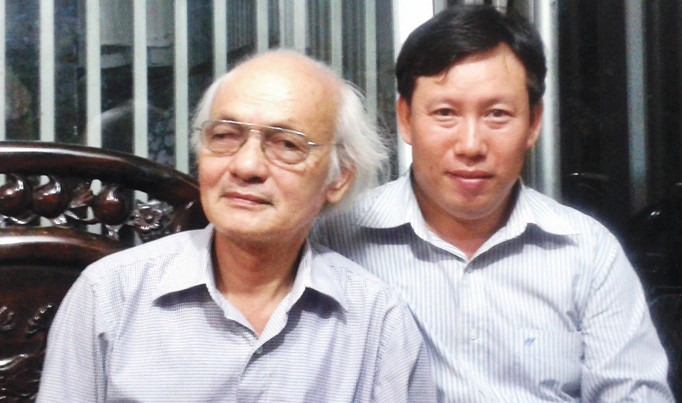 Nhà thơ Trần Ngưỡng (bên trái) người đã đưa Nguyễn Minh Châu đi thực tế sáng tác truyện Phiên Chợ Giát và tác giả bài viết (ảnh chụp năm 2016).