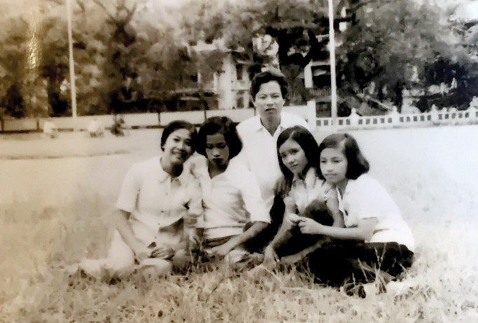 Thầy giáo Nguyễn Bắc Sơn và các học trò lớp 8A Trưng Vương Hà Nội, thập kỉ 80 thế kỉ trước. Ảnh: NVCC.