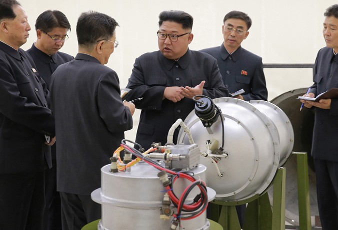 Nhà lãnh đạo Triều Tiên Kim Jong-un kiểm tra một thiết bị hạt nhân trong bức ảnh được công bố ngày 3/9. Ảnh: KCNA.