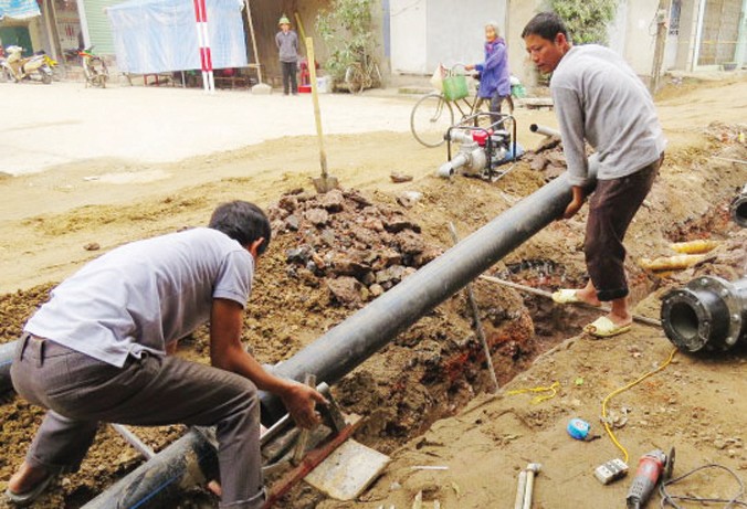 Thi công hệ thống đường ống cấp nước sạch cho người dân xã Vĩnh Quỳnh (huyện Thanh Trì).