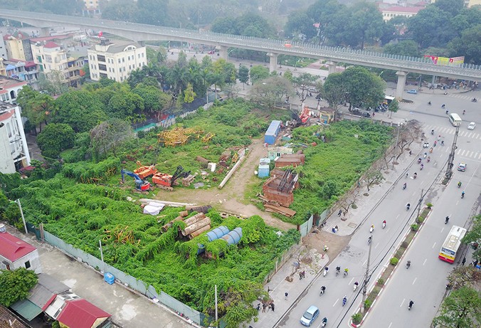 Khu đất hàng ngàn mét vuông tâm trục đường Trần Phú - Quang Trung (QL6) của quận Hà Đông bỏ hoang nhiều năm. Ảnh: PV.