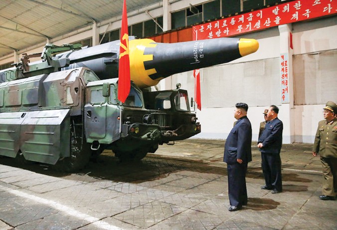 Nhà lãnh đạo Triều Tiên Kim Jong-un kiểm tra tên lửa đạn đạo Hwasong-12. Ảnh: KCNA.