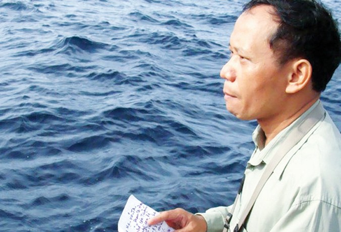 Phóng viên Nguyễn Đình Quân đọc thư của cụ Võ Ta gửi liệt sĩ Võ Đình Tuấn, tại buổi tưởng niệm ngày 12/1/2011.