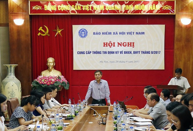 Ông Phạm Lương Sơn, Phó tổng giám đốc BHXH Việt Nam chủ trì cuộc họp bàn về BHYT HSSV.