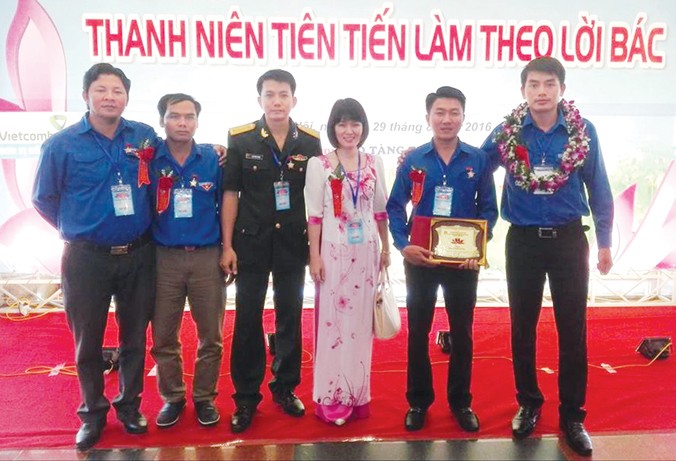 Phó chủ tịch xã Nguyễn Anh Khoa (ngoài cùng bên phải) được T.Ư Đoàn vinh danh Top 20 thanh niên tiên tiến làm theo lời Bác toàn quốc.