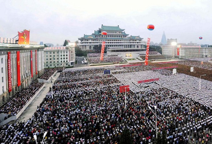 Người Triều Tiên tập trung trên quảng trường ở Bình Nhưỡng ăn mừng sự kiện nước này phóng thành công tên lửa đạn đạo xuyên lục địa. Ảnh: Getty Images.