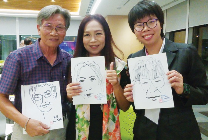 “Trần Ham Vui” với những bức chân dung vẽ tặng bạn văn các nước láng giềng.