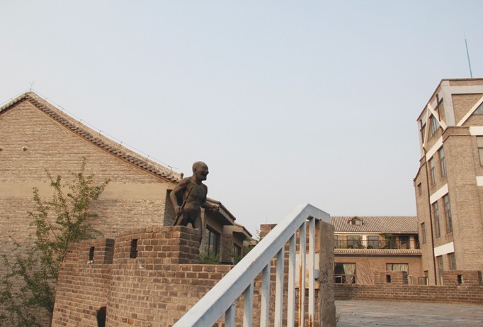 Pho tượng do Nhạc Mẫn Quân tặng cho làng.