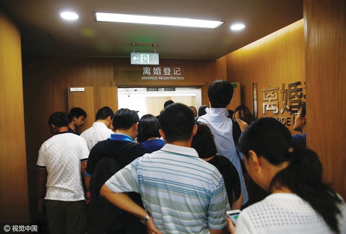 Xếp hàng chờ làm thủ tục ly hôn tại cơ quan Dân Chính Thượng Hải.